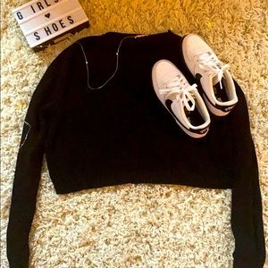 I’m selling a large v neck sweater for 12$!